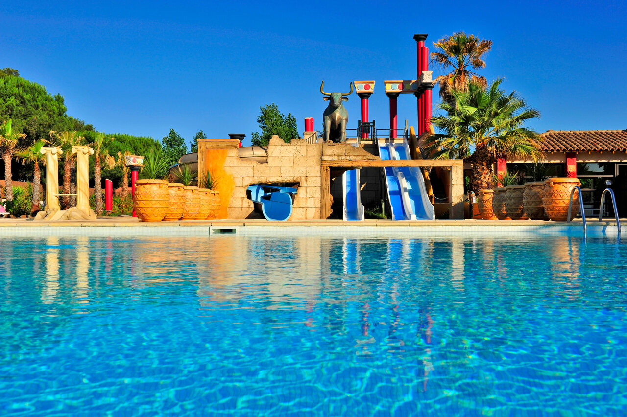 Piscina exterior y toboganes acu�ticos tem�ticos en el camping CAPFUN Mer et Soleil en Cap d'Agde (34).