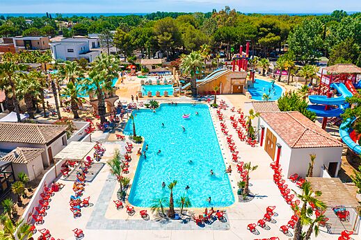 Gran parque acu�tico con piscinas, toboganes y tumbonas en el camping CAPFUN Mer et Soleil en Cap d'Agde (34).