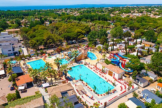 Piscinas, toboganes acu�ticos gigantes, vista a�rea camping CAPFUN Mer et Soleil Cap d'Agde.
