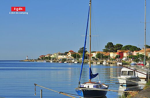 Puerto de Agde con barcos, casas coloridas y faro, H�rault.