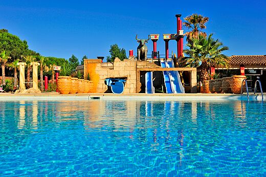 Piscina exterior, toboganes acu�ticos tem�ticos en CAPFUN Mer et Soleil en Cap d'Agde (34).