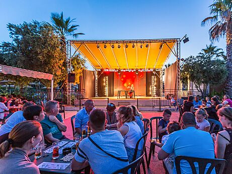 Animación en escenario con público en camping CAPFUN Mer et Soleil, Cap d'Agde (34).