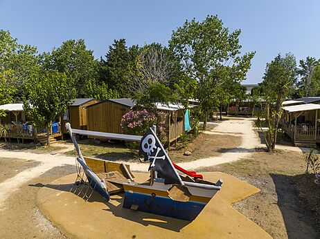 Zona de juegos barco pirata para niños en camping CAPFUN Mer et Soleil, Cap d'Agde.
