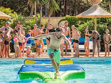 Juegos acuáticos inflables en piscina en CAPFUN Mer et Soleil Cap d'Agde (34).