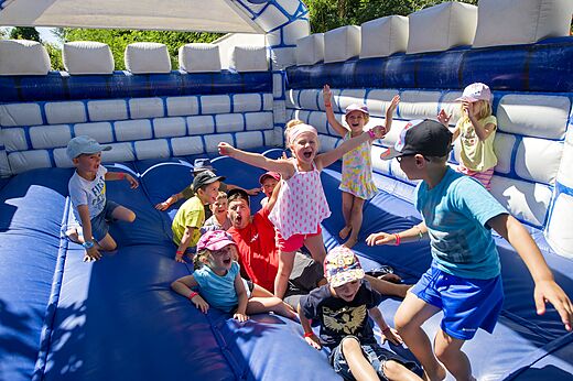 Castillo hinchable para niños en el camping CAPFUN Mer et Soleil en Cap d'Agde (34).
