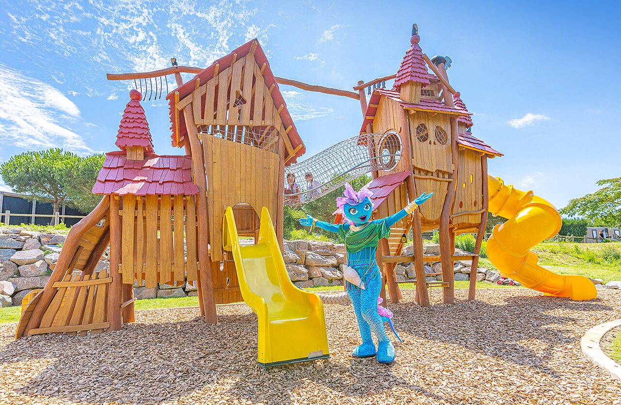 Zona de juegos de madera, toboganes, mascota en el camping VAGUES OCEANES Micheli�re.