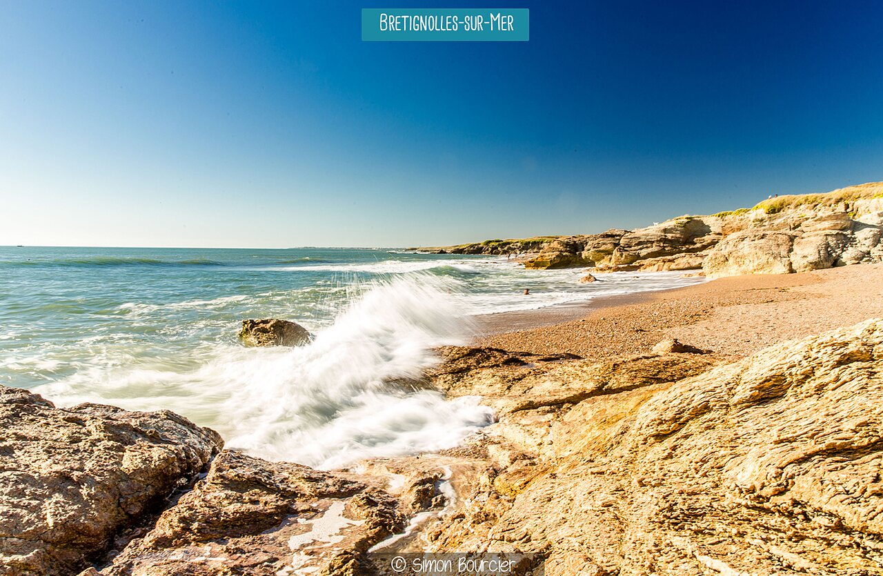 Playa rocosa y olas en Br�tignolles-sur-Mer, Vend�e, lugar para visitar.