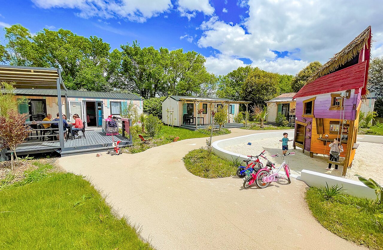 Mobil-homes y juegos infantiles en el camping VAGUES OCEANES Micheli�re en Givrand (85).
