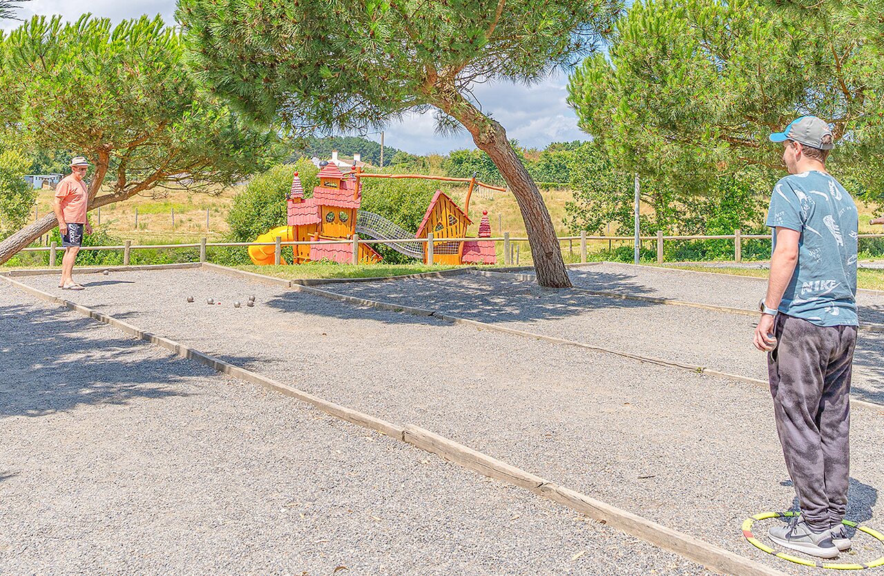 Campo de petanca y juegos en el camping VAGUES OCEANES Micheli�re en Givrand (85).