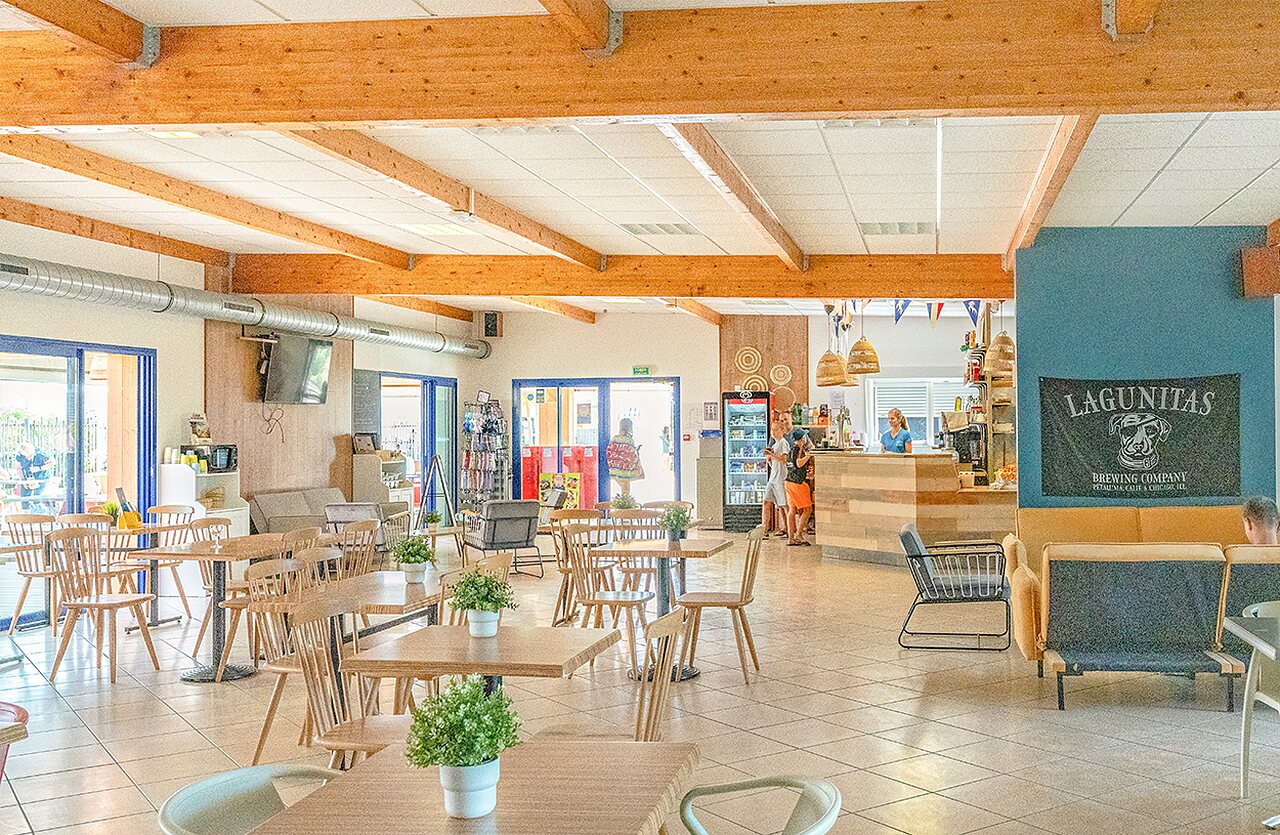 Bar y zona de restauraci�n con mesas en el camping VAGUES OCEANES Micheli�re en Givrand (85).