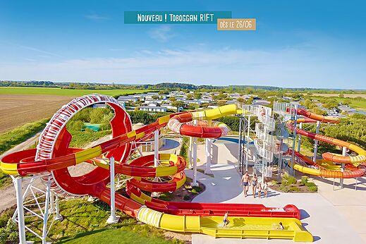 Nuevos toboganes acuáticos gigantes Rift en el camping VAGUES OCEANES Michelière en Givrand (85).