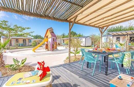 Zona de juegos con tobogán y Mobil-homes en camping VAGUES OCEANES Michelière en Givrand (85).