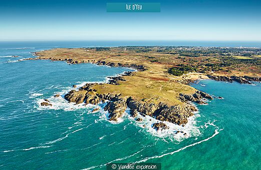 Costa salvaje y acantilados rocosos de la Isla de Yeu, Vandea.