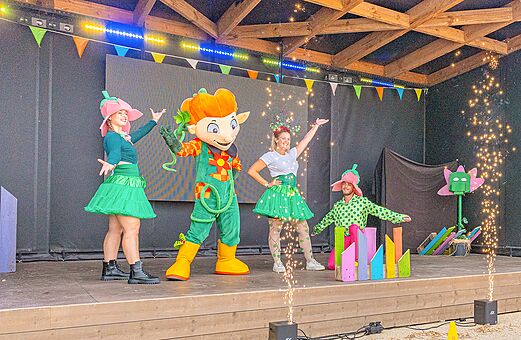 Espectáculo con mascota y animadores en el escenario del camping VAGUES OCEANES Michelière en Givrand (85).