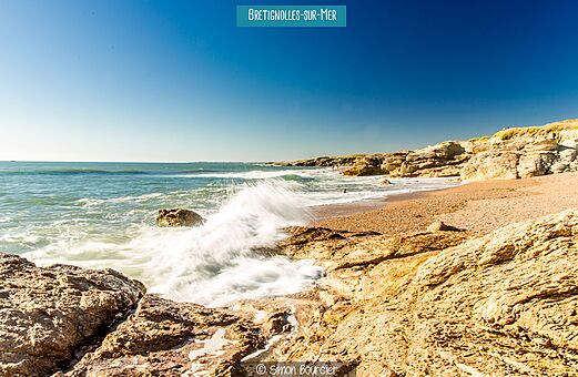 Playa rocosa y olas en Brétignolles-sur-Mer, lugar para visitar en Vendée.