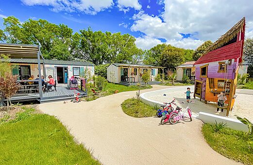 Cómodos Mobil-homes, terrazas y juegos infantiles en el camping VAGUES OCEANES Michelière.