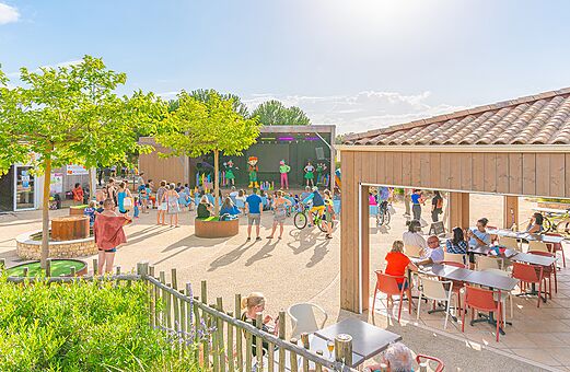 Espect�culo de animaci�n y bar exterior en camping VAGUES OCEANES Micheli�re en Givrand (85).
