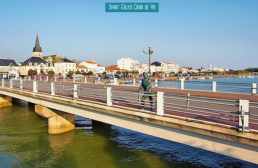 Puente, estatua del pescador y puerto de Saint Gilles Croix de Vie, Vendée.