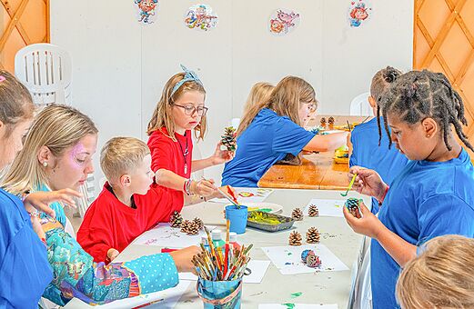 Taller creativo para niños en el camping VAGUES OCEANES Michelière en Givrand (85).