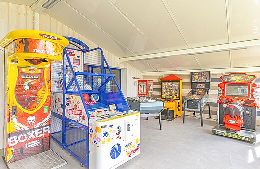 Sala de juegos con máquinas recreativas, pinball y futbolín en el camping VAGUES OCEANES Michelière en Givrand (85).