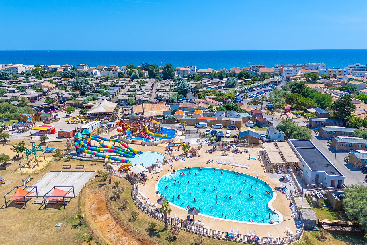 Vista a�rea parque acu�tico, piscinas y Mobil-homes en camping CAPFUN Mille P�pites en Carnon (34).