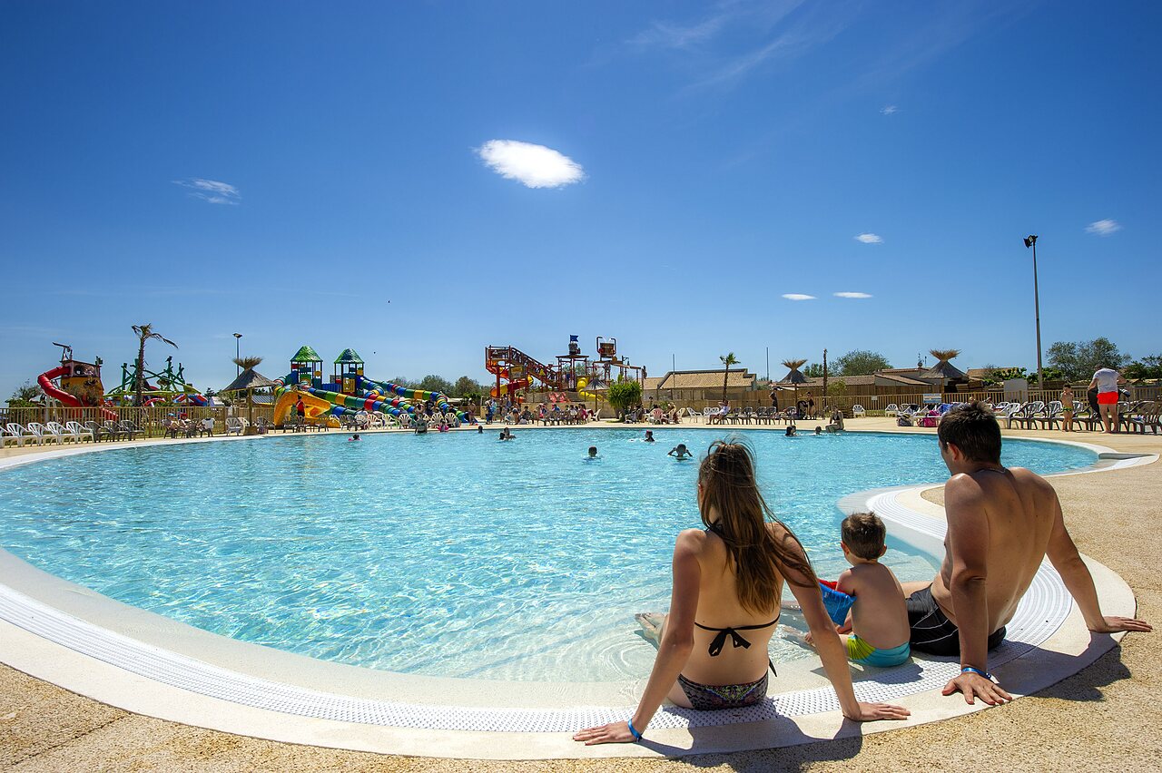 Gran piscina con toboganes y juegos acu�ticos en el camping CAPFUN Mille P�pites en Carnon (34).