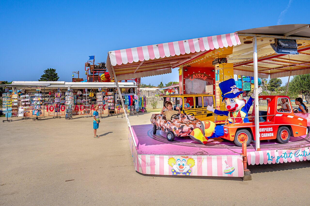 Carrusel infantil, payaso y veh�culos divertidos en el camping CAPFUN Mille P�pites en Carnon (34).