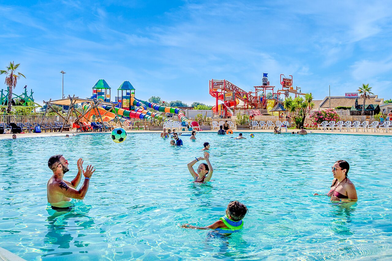 Piscina exterior, toboganes y juegos acu�ticos en el camping CAPFUN Mille P�pites en Carnon (34).