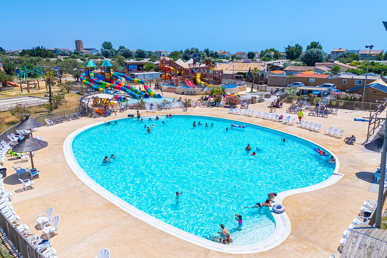 Gran piscina exterior y toboganes acu�ticos coloridos en el camping CAPFUN Mille P�pites en Carnon (34).