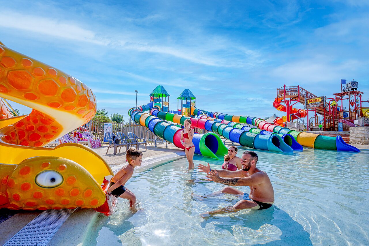 Piscina, toboganes coloridos y familia en el camping CAPFUN Mille P�pites en Carnon (34).