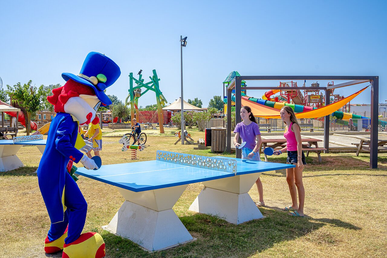 Mascota, tenis de mesa en el camping CAPFUN Mille P�pites en Carnon (34).