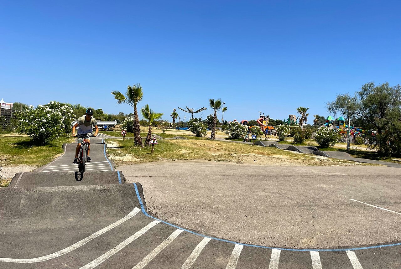 Pista pump track para bicicleta en camping CAPFUN Mille P�pites Carnon (34).