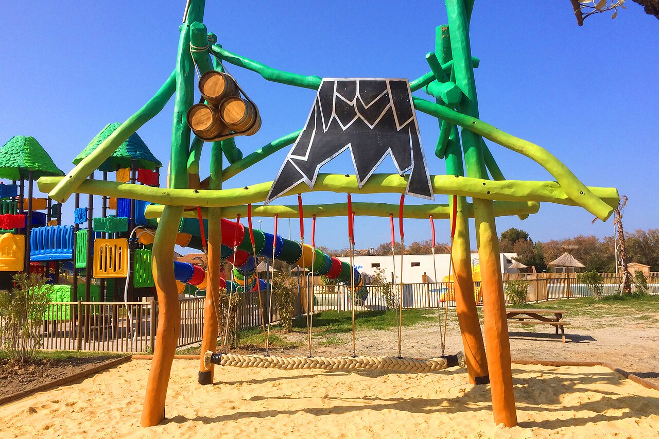 Zona de juegos tem�tica, toboganes, columpio en el camping CAPFUN Mille P�pites en Carnon.