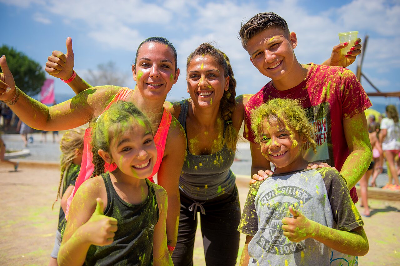 Animaci�n polvo de colores con participantes sonrientes en el camping CAPFUN Mille P�pites en Carnon (34).