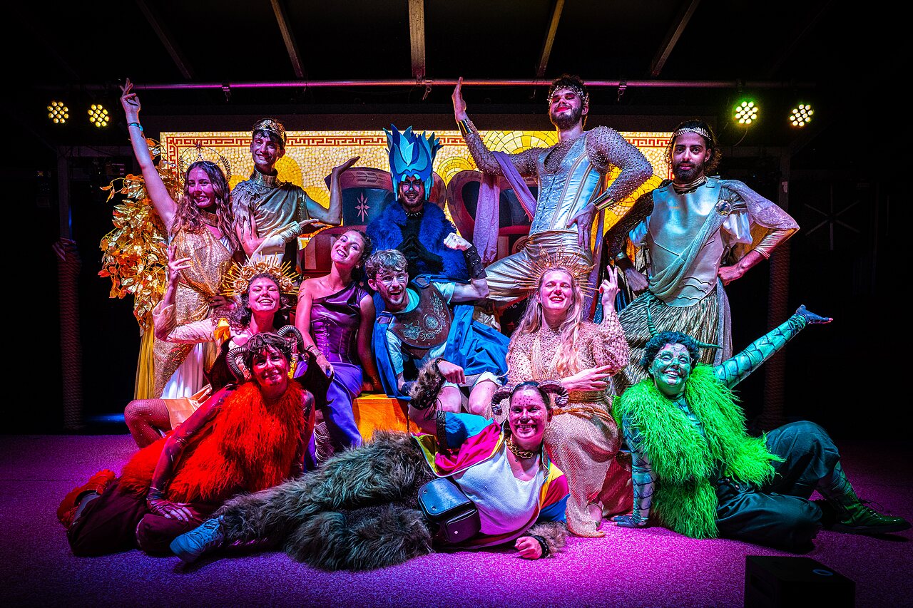 Grupo de artistas disfrazados en espect�culo en el camping CAPFUN Mille P�pites en Carnon (34).