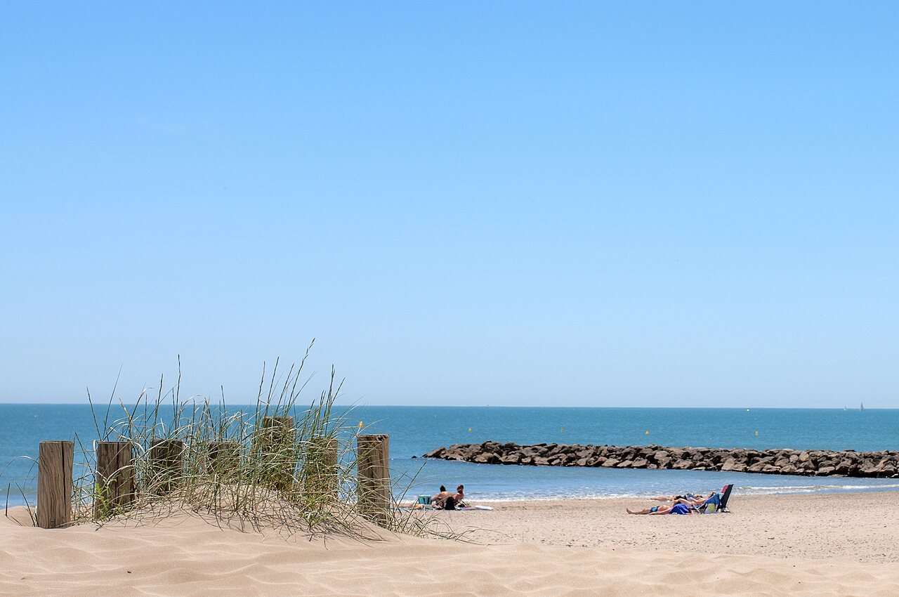 Playa de arena fina, mar azul y dunas, en el camping CAPFUN Mille P�pites en Carnon (34).