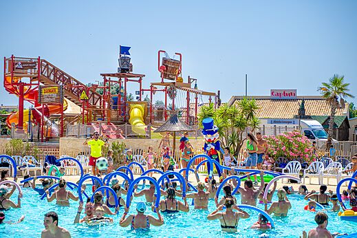 Piscina animada, juegos acuáticos y toboganes en el camping CAPFUN Mille Pépites en Carnon (34).