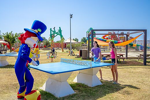 Mesa de ping-pong con mascota y ni�os en el camping CAPFUN Mille P�pites en Carnon (34).
