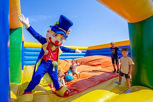 Mascota y ni�os en juego hinchable en camping CAPFUN Mille P�pites en Carnon.