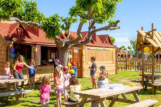 Animaci�n infantil y actividades creativas al aire libre en el camping CAPFUN Mille P�pites en Carnon.