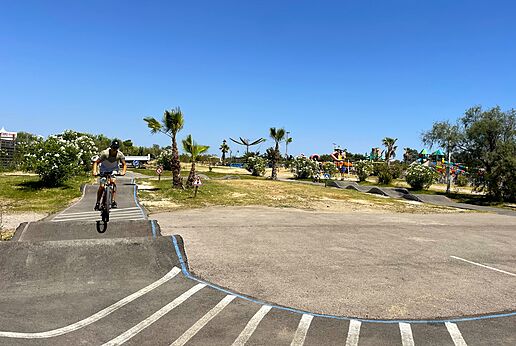 Pumptrack para bicicleta con un ciclista en el camping CAPFUN Mille P�pites en Carnon (34).