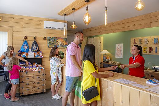 C�lida bienvenida en la recepci�n del camping CAPFUN Mille P�pites en Carnon (34).