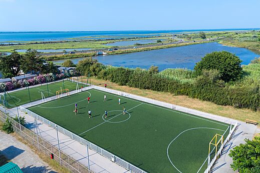 Campo multideportivo sint�tico con jugadores, vista a�rea en el camping CAPFUN Mille P�pites en Carnon (34).