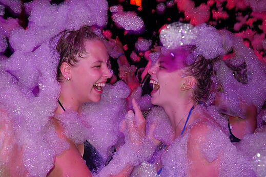 Fiesta de la espuma animada con j�venes riendo en el camping CAPFUN Mille P�pites en Carnon (34).