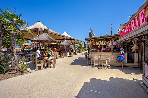 Bar y restaurante exteriores, terrazas sombreadas en el camping CAPFUN Mille P�pites en Carnon (34).