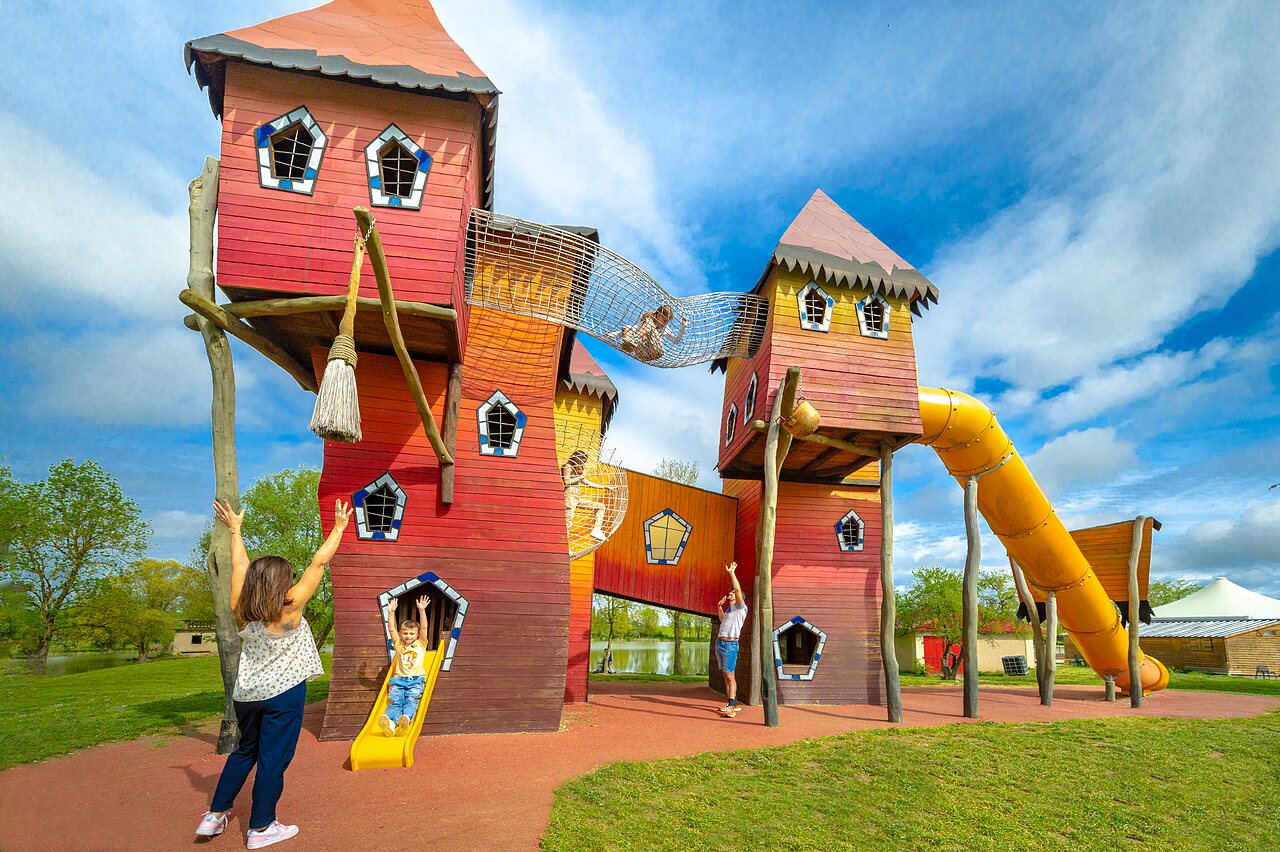 Gran parque infantil con toboganes y redes para ni�os en el camping CAPFUN Mirabelle en VOLSTROFF (57).