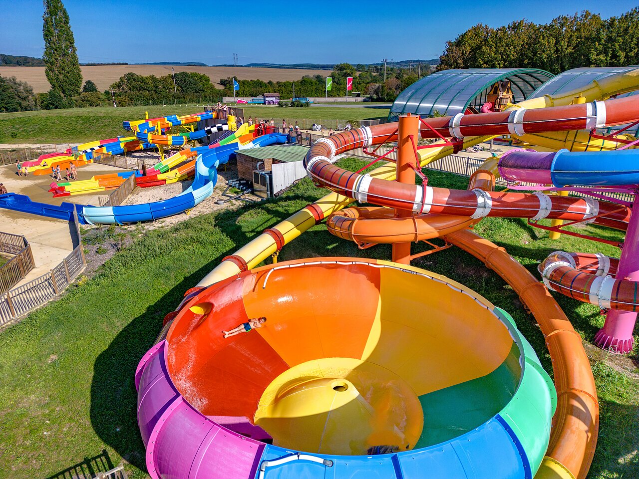 Toboganes acu�ticos coloridos y juegos de agua en el camping CAPFUN Mirabelle en VOLSTROFF (57).