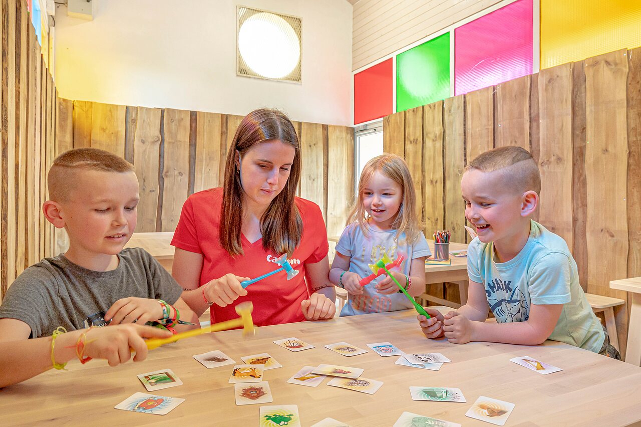 Juego de mesa, ni�os y animador en el camping CAPFUN Mirabelle en VOLSTROFF.