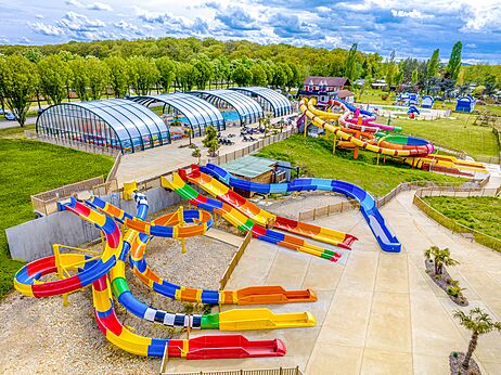 Toboganes acu�ticos gigantes y piscinas cubiertas en el camping CAPFUN Mirabelle en VOLSTROFF (57).