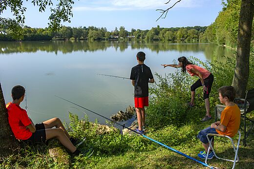 Familia pescando en el lago del camping CAPFUN Mirabelle en VOLSTROFF (57).